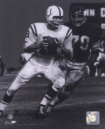 Johnny Unitas - Passing Action (B&W)