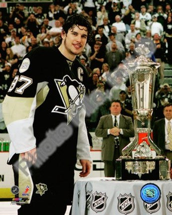 Sidney Crosby with the 2007-08 Prince of Wales Trophy