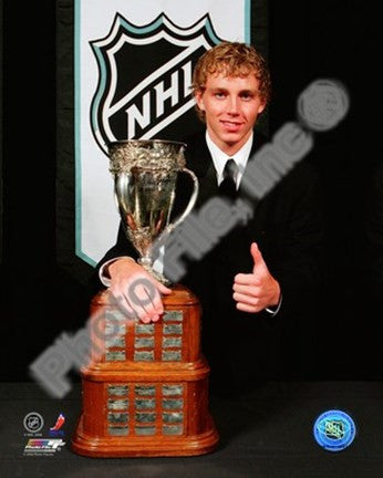 Patrick Kane with the 2008 Calder Memorial Trophy