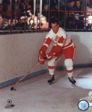 Gordie Howe - Skating with puck